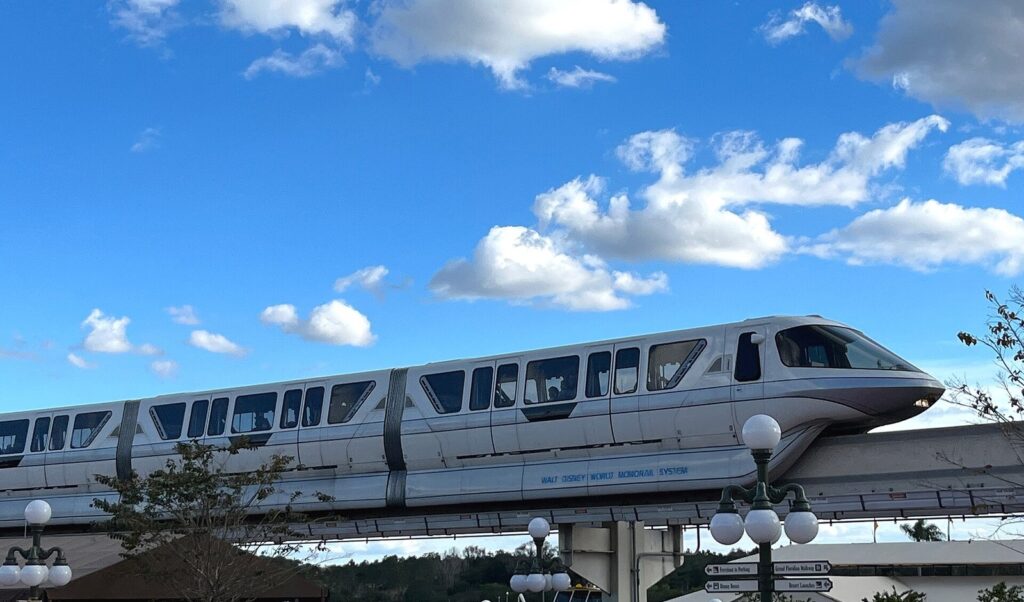 Monorriel de Walt Disney World sobre su vía elevada, con cielo azul y nubes, en Orlando