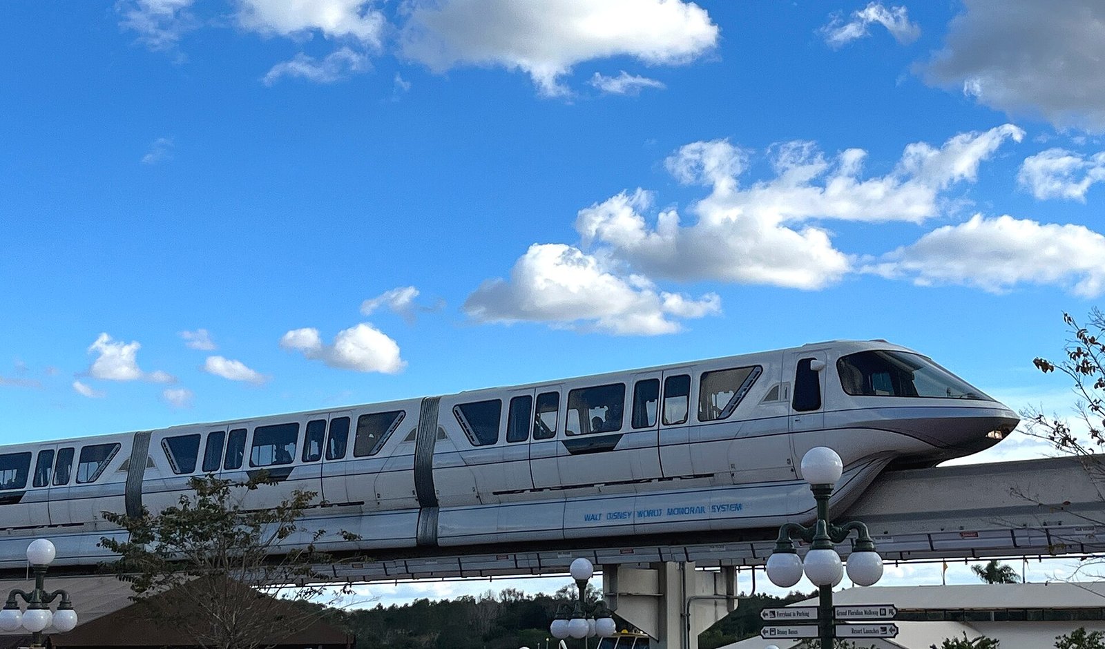 Monorriel de Walt Disney World sobre su vía elevada, con cielo azul y nubes, en Orlando
