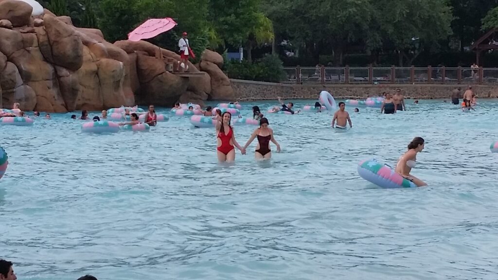 Bañistas y flotadores en la piscina de olas Melt-Away Bay de Blizzard Beach, uno de los parques acuáticos de Disney
