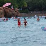 Bañistas y flotadores en la piscina de olas Melt-Away Bay de Blizzard Beach, uno de los parques acuáticos de Disney
