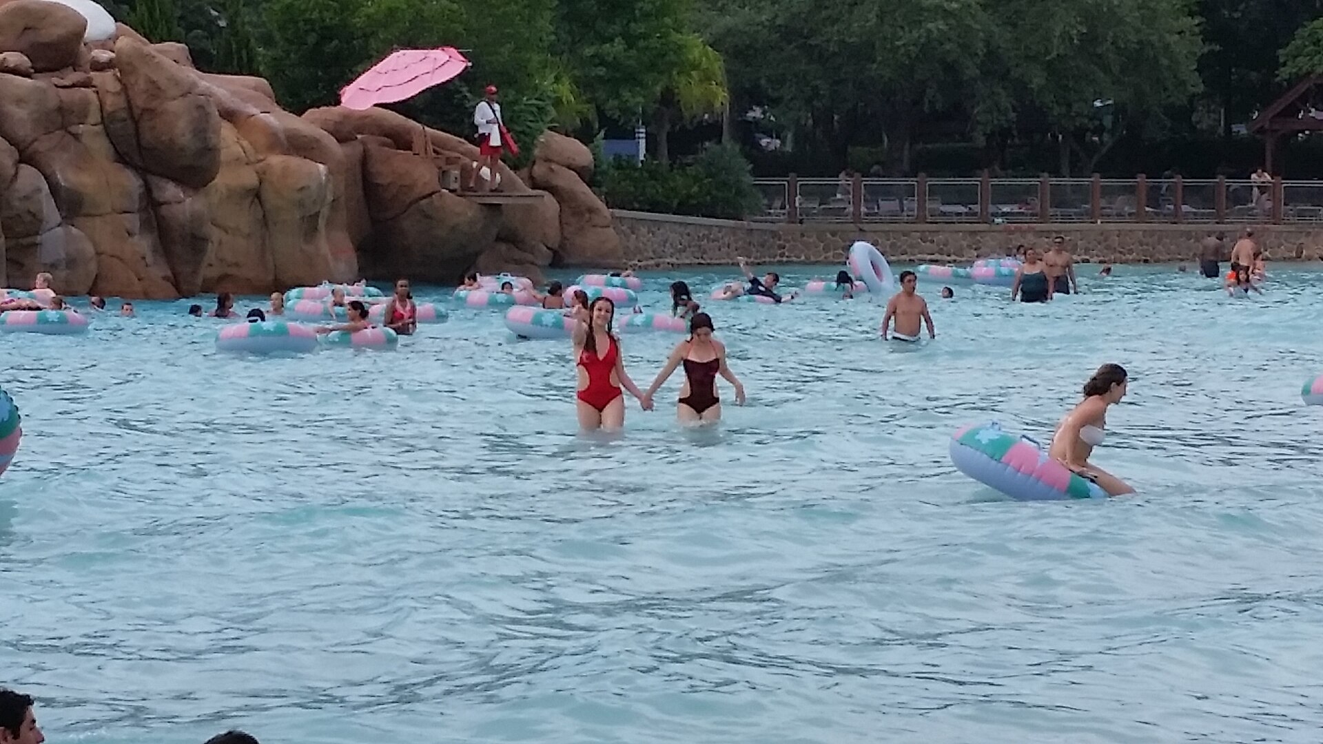 Bañistas y flotadores en la piscina de olas Melt-Away Bay de Blizzard Beach, uno de los parques acuáticos de Disney