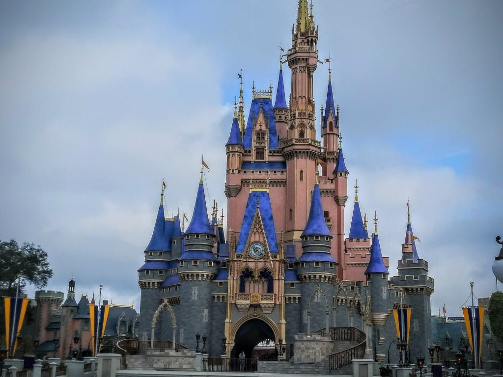 Castillo de Cenicienta en Magic Kingdom, Walt Disney World Orlando, con cielo despejado y visitantes al frente
