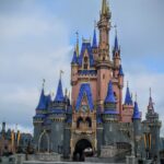Castillo de Cenicienta en Magic Kingdom, Walt Disney World Orlando, con cielo despejado y visitantes al frente