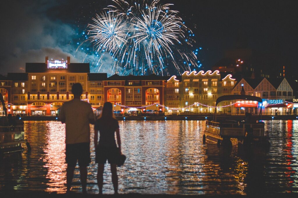 Fachada y paseo exterior de Disney's BoardWalk Resort en Orlando bajo cielo claro