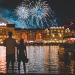 Fachada y paseo exterior de Disney's BoardWalk Resort en Orlando bajo cielo claro
