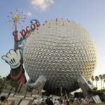 Spaceship Earth en EPCOT, Walt Disney World Orlando, con la esfera geodésica bajo cielo azul