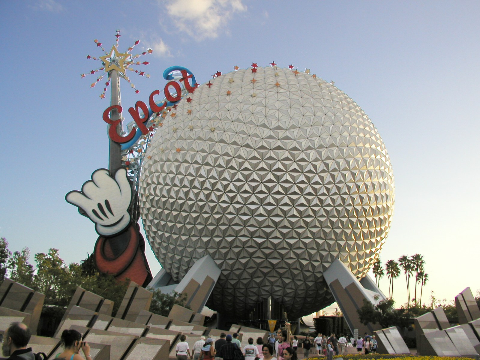 Spaceship Earth en EPCOT, Walt Disney World Orlando, con la esfera geodésica bajo cielo azul